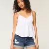 Hoch geschnittene, zerrissene Shortie-Shorts aus dunklem Denim Hoch geschnittene, zerrissene Shortie-Shorts aus dunklem Denim