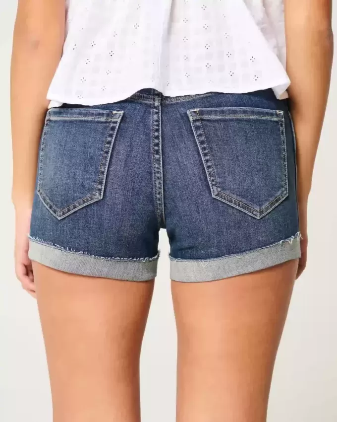 Hoch geschnittene, zerrissene Shortie-Shorts aus dunklem Denim Hoch geschnittene, zerrissene Shortie-Shorts aus dunklem Denim