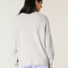 Hollister – Bequemer Rundhalspullover mit Cloud Bunny-Grafik