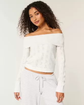 Hollister – Bequemer, schulterfreier Pullover mit Cloud-Stickerei
