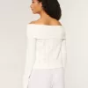 Hollister – Bequemer, schulterfreier Pullover mit Cloud-Stickerei
