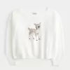 Hollister – Comfy Cloud – Bequemer, schulterfreier Pullover mit Hirschgrafik Hollister – Comfy Cloud – Bequemer, schulterfreier Pullover mit Hirschgrafik