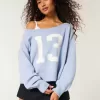 Hollister – Comfy Cloud – Bequemer, schulterfreier Pullover mit Zahlengrafik Hollister – Comfy Cloud – Bequemer, schulterfreier Pullover mit Zahlengrafik