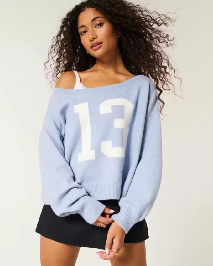 Hollister – Comfy Cloud – Bequemer, schulterfreier Pullover mit Zahlengrafik Hollister – Comfy Cloud – Bequemer, schulterfreier Pullover mit Zahlengrafik