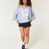 Hollister – Comfy Cloud – Bequemer, schulterfreier Pullover mit Zahlengrafik Hollister – Comfy Cloud – Bequemer, schulterfreier Pullover mit Zahlengrafik