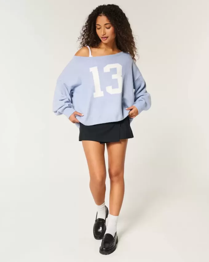 Hollister – Comfy Cloud – Bequemer, schulterfreier Pullover mit Zahlengrafik Hollister – Comfy Cloud – Bequemer, schulterfreier Pullover mit Zahlengrafik