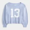 Hollister – Comfy Cloud – Bequemer, schulterfreier Pullover mit Zahlengrafik Hollister – Comfy Cloud – Bequemer, schulterfreier Pullover mit Zahlengrafik