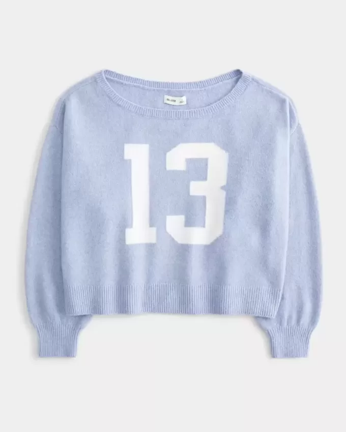 Hollister – Comfy Cloud – Bequemer, schulterfreier Pullover mit Zahlengrafik Hollister – Comfy Cloud – Bequemer, schulterfreier Pullover mit Zahlengrafik