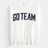 Hollister – Comfy Cloud – Oversize-Pullover mit „Go Team“-Grafik Hollister – Comfy Cloud – Oversize-Pullover mit „Go Team“-Grafik