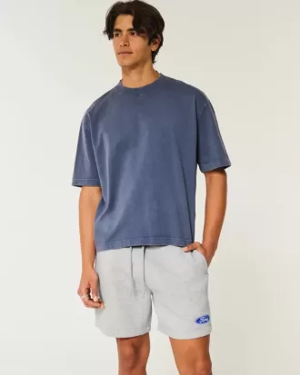 Hollister – Feel Good – Fleece-Shorts mit Ford-Grafik bis zur Mitte des Oberschenkels