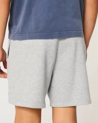 Hollister – Feel Good – Fleece-Shorts mit Ford-Grafik bis zur Mitte des Oberschenkels