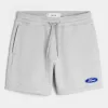 Hollister – Feel Good – Fleece-Shorts mit Ford-Grafik bis zur Mitte des Oberschenkels Hollister – Feel Good – Fleece-Shorts mit Ford-Grafik bis zur Mitte des Oberschenkels