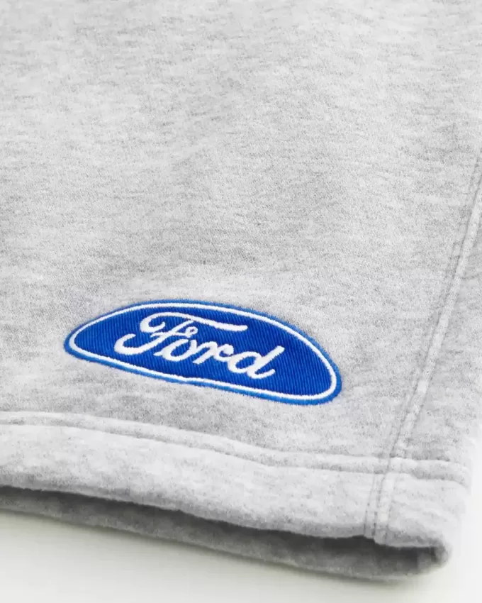 Hollister – Feel Good – Fleece-Shorts mit Ford-Grafik bis zur Mitte des Oberschenkels Hollister – Feel Good – Fleece-Shorts mit Ford-Grafik bis zur Mitte des Oberschenkels