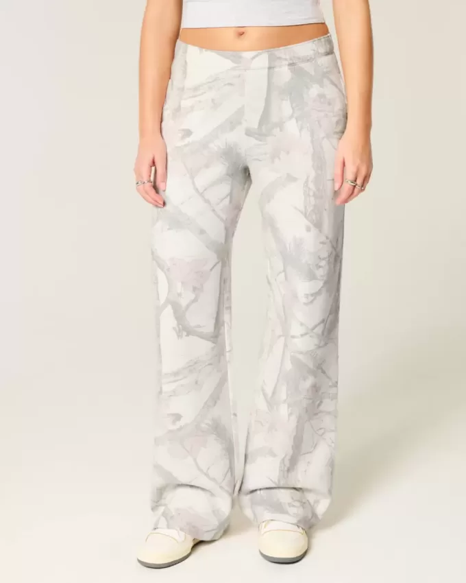 Jogginghose mit weitem Bein und Herztasche im Camouflage-Design
