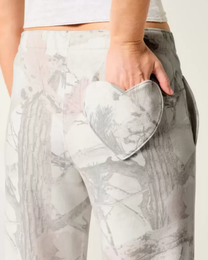Jogginghose mit weitem Bein und Herztasche im Camouflage-Design