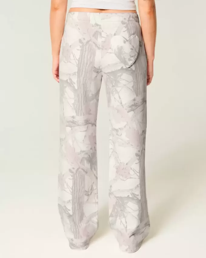 Jogginghose mit weitem Bein und Herztasche im Camouflage-Design