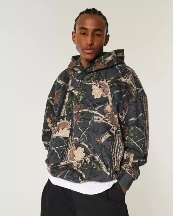 Kastenförmiger Kapuzenpullover mit Camouflage-Muster Kastenförmiger Kapuzenpullover mit Camouflage-Muster