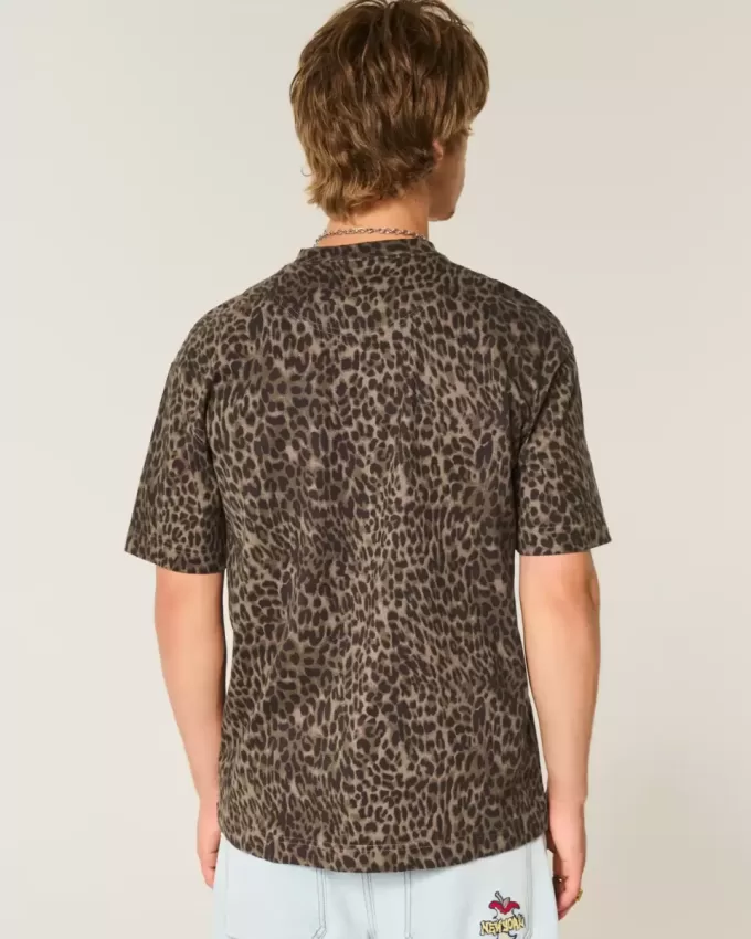Kastenförmiges, schweres Rundhals-T-Shirt aus Baumwolle mit Leopardenmuster Kastenförmiges, schweres Rundhals-T-Shirt aus Baumwolle mit Leopardenmuster