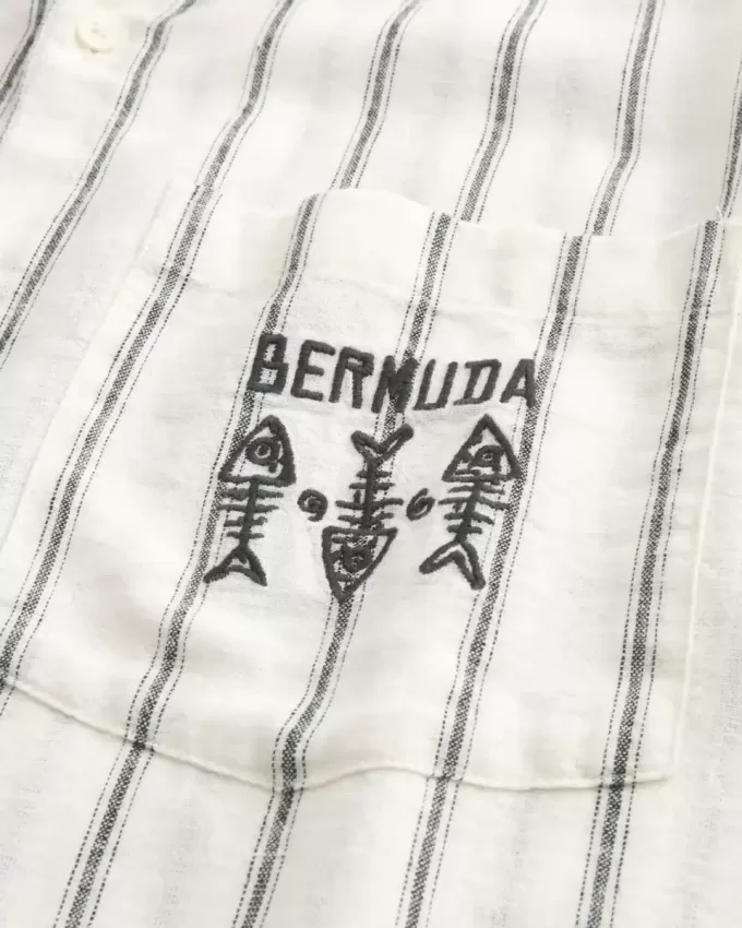 Kurzärmliges Bermuda-Hemd aus Leinenmischung mit Grafik im kastigem Schnitt