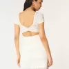 Kurzärmliges Minikleid im Häkelstil mit Twist-Rücken Kurzärmliges Minikleid im Häkelstil mit Twist-Rücken