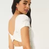 Kurzärmliges Minikleid im Häkelstil mit Twist-Rücken Kurzärmliges Minikleid im Häkelstil mit Twist-Rücken
