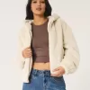 Kuscheliger Kapuzenpullover aus Kunstpelz mit Reißverschluss Kuscheliger Kapuzenpullover aus Kunstpelz mit Reißverschluss