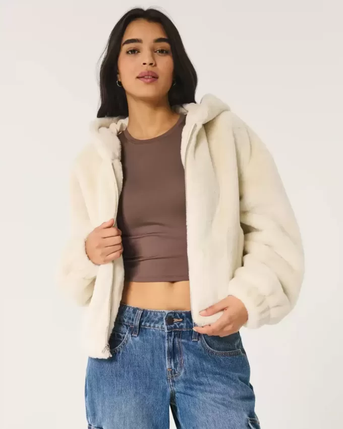 Kuscheliger Kapuzenpullover aus Kunstpelz mit Reißverschluss Kuscheliger Kapuzenpullover aus Kunstpelz mit Reißverschluss