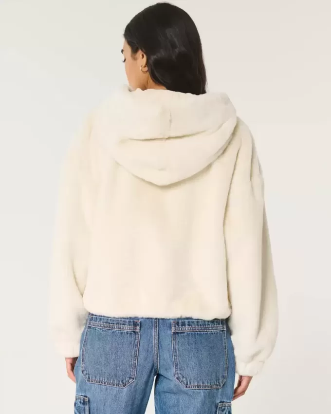Kuscheliger Kapuzenpullover aus Kunstpelz mit Reißverschluss Kuscheliger Kapuzenpullover aus Kunstpelz mit Reißverschluss