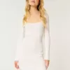 Langärmliges Pulloverkleid mit Cinch-Bust und offenem Rücken Langärmliges Pulloverkleid mit Cinch-Bust und offenem Rücken