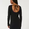 Langärmliges Pulloverkleid mit Cinch-Bust und offenem Rücken Langärmliges Pulloverkleid mit Cinch-Bust und offenem Rücken