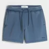 Lockere Fleece-Shorts bis zur Mitte des Oberschenkels Lockere Fleece-Shorts bis zur Mitte des Oberschenkels