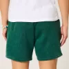 Lockere Fleece-Shorts mit Grafik bis zur Mitte des Oberschenkels Lockere Fleece-Shorts mit Grafik bis zur Mitte des Oberschenkels