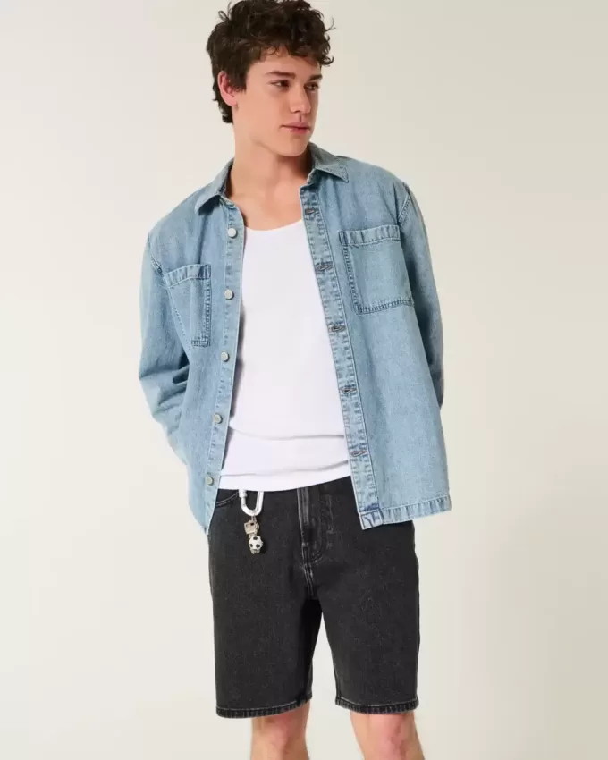 Lockere Jeansshorts über dem Knie Lockere Jeansshorts über dem Knie