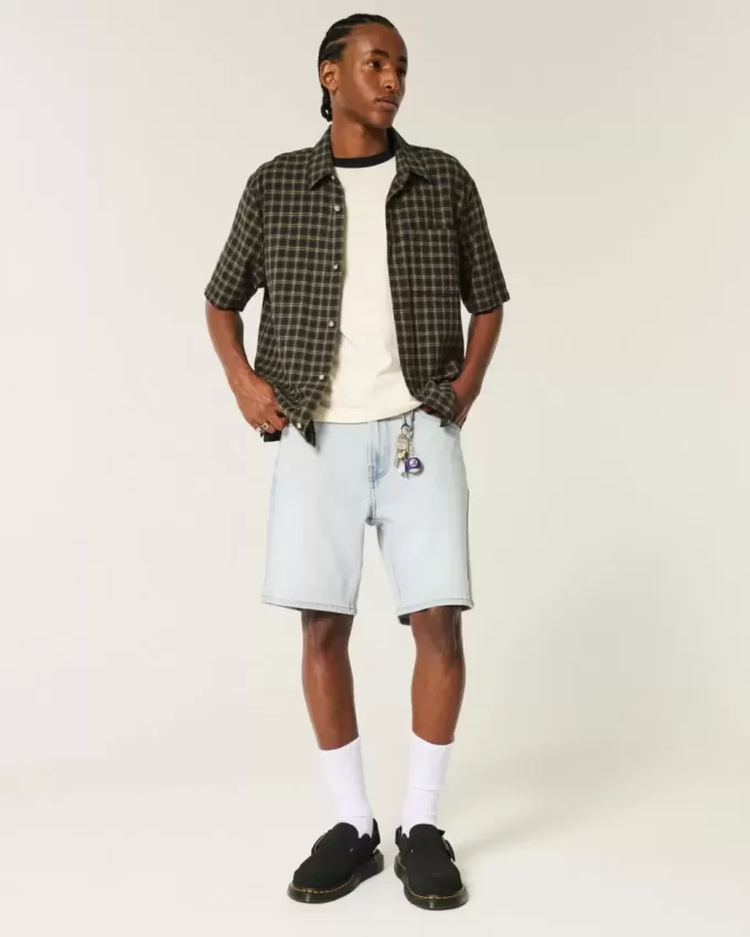 Lockere Jeansshorts über dem Knie Lockere Jeansshorts über dem Knie