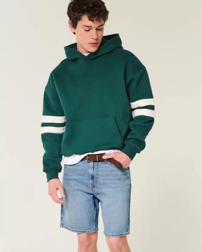 Lockere Jeansshorts über dem Knie