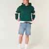 Lockere Jeansshorts über dem Knie