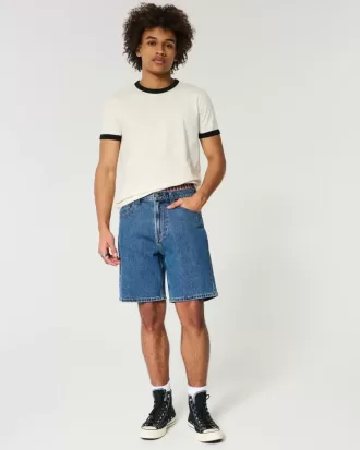 Lockere Jeansshorts über dem Knie
