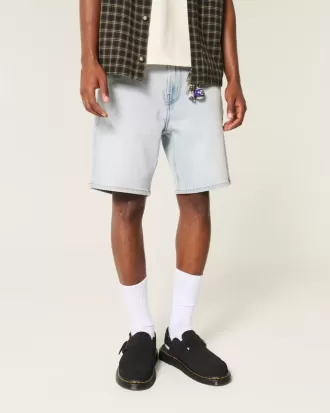 Lockere Jeansshorts über dem Knie