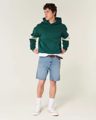 Lockere Jeansshorts über dem Knie