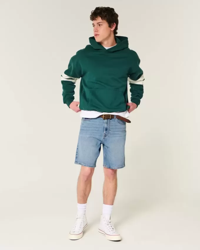 Lockere Jeansshorts über dem Knie