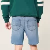 Lockere Jeansshorts über dem Knie