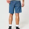 Lockere Jeansshorts über dem Knie Lockere Jeansshorts über dem Knie