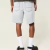 Lockere Jeansshorts über dem Knie Lockere Jeansshorts über dem Knie