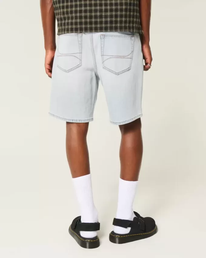 Lockere Jeansshorts über dem Knie Lockere Jeansshorts über dem Knie