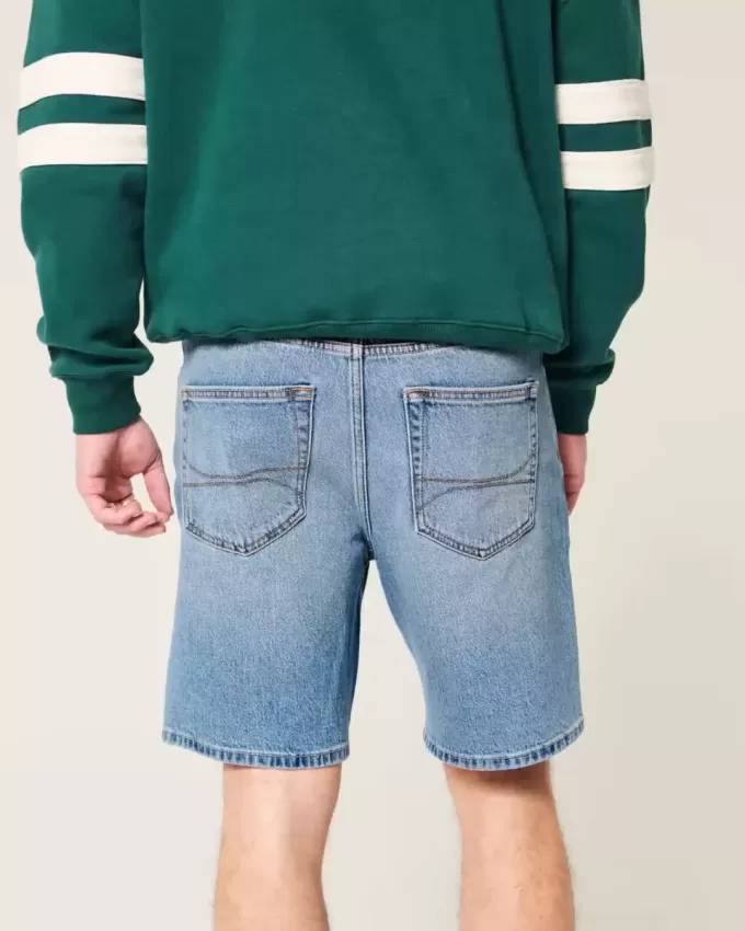 Lockere Jeansshorts über dem Knie