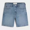Lockere Jeansshorts über dem Knie