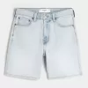 Lockere Jeansshorts über dem Knie Lockere Jeansshorts über dem Knie