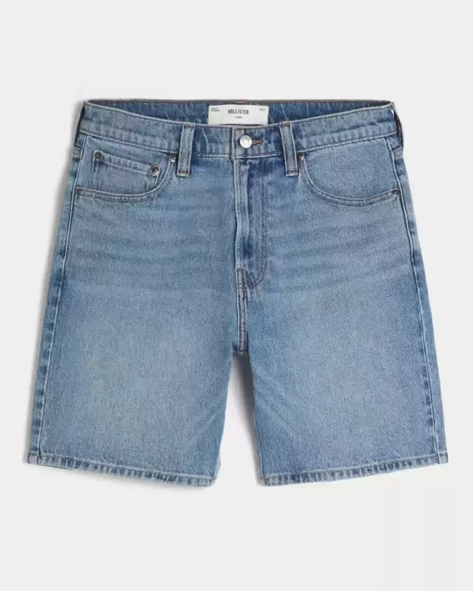 Lockere Jeansshorts über dem Knie