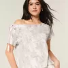 Lockeres, schulterfreies T-Shirt mit Camouflage-Muster Lockeres, schulterfreies T-Shirt mit Camouflage-Muster