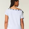 Lockeres, schulterfreies T-Shirt zum Binden